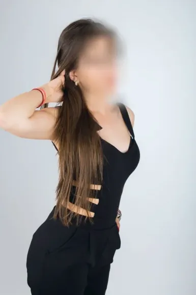 Manuela, 28