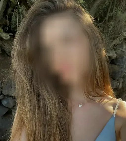 Mia, 33