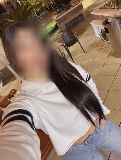 Özlem, 24